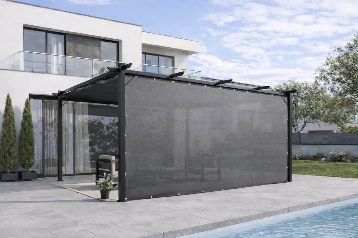 Vue de face d'une voile d'ombrage noir pour pergola en aluminium