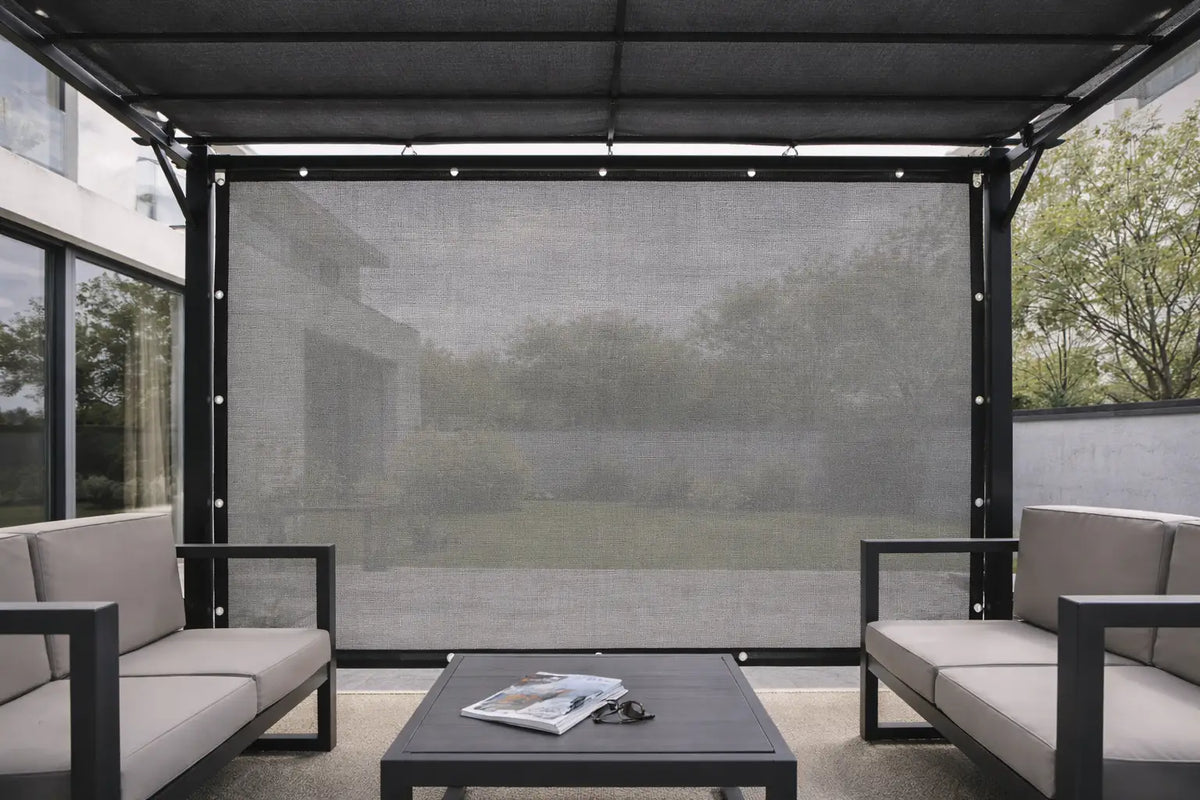 Voile d'ombrage noire fixée sur une pergola en aluminium