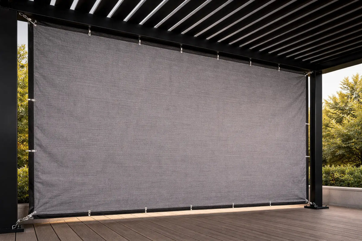 Voile d'ombrage noire fixee a une pergola bioclimatique