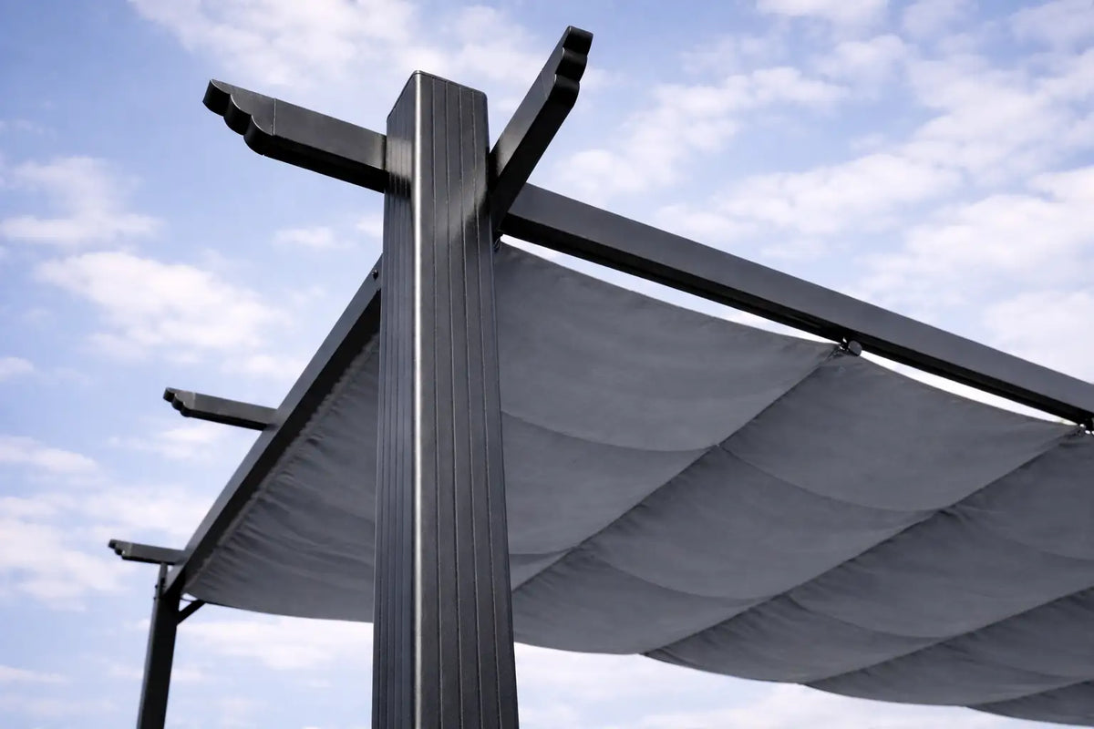 Vue de dessous d'une pergola en aluminium avec toile noire